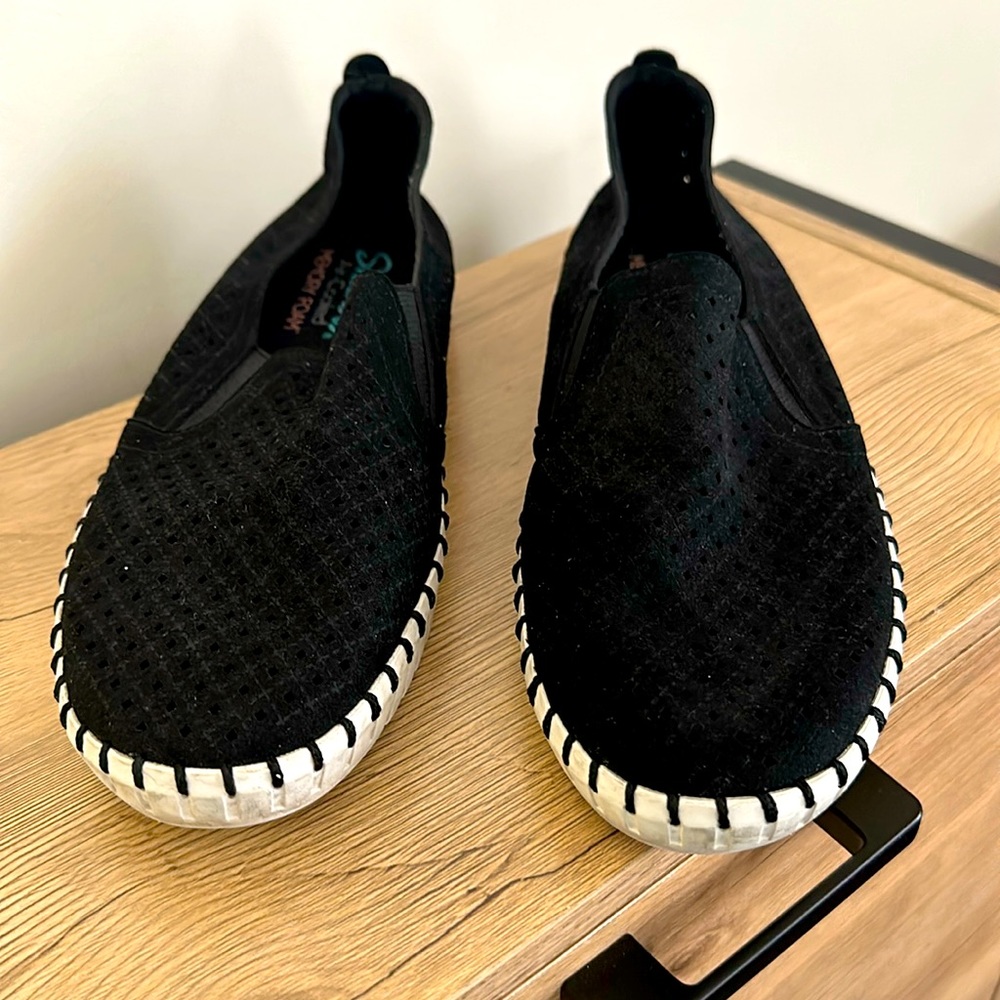 Ladies Slip on Sketchers in Black Size 9